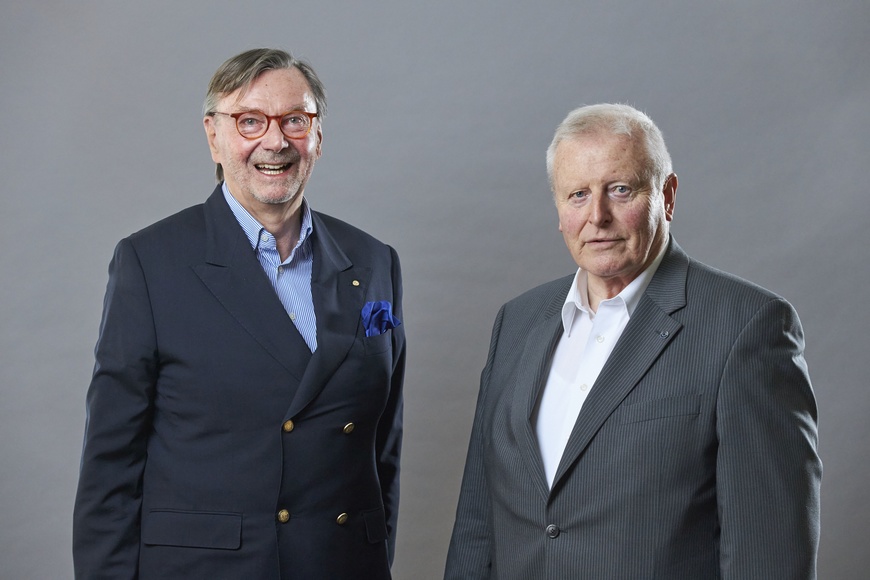 Zum Abschied nahm Ulrich Bönders (links) die Goldene Ehrennadel von Klaus Peter Röskes, dem Vorsitzenden des Vorstands der BG Verkehr, entgegen | © BG Verkehr