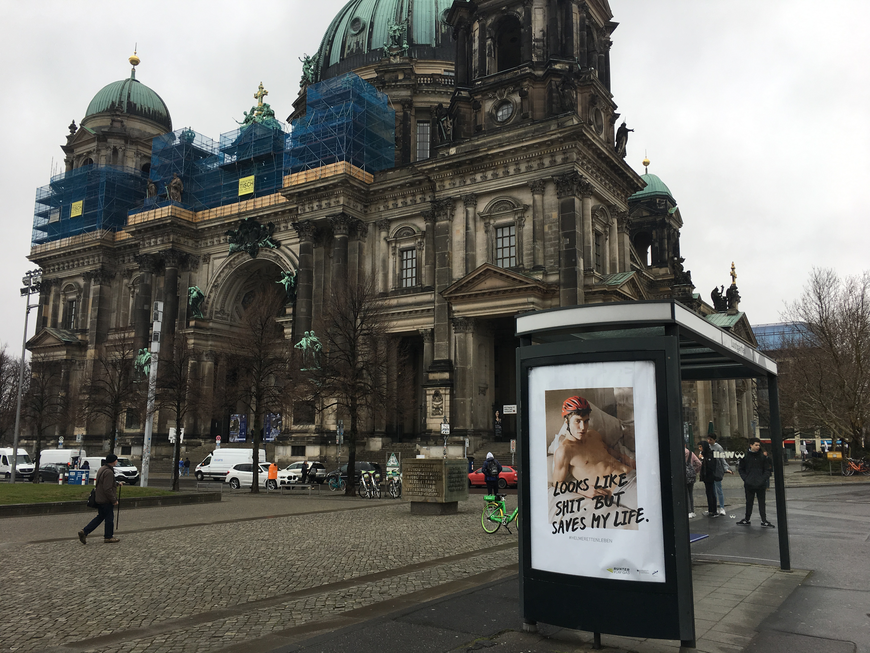 Eines der Kampagnenplakate prominent an einer Bushaltestelle in Berlin, Unter den Linden platziert  | © DVR