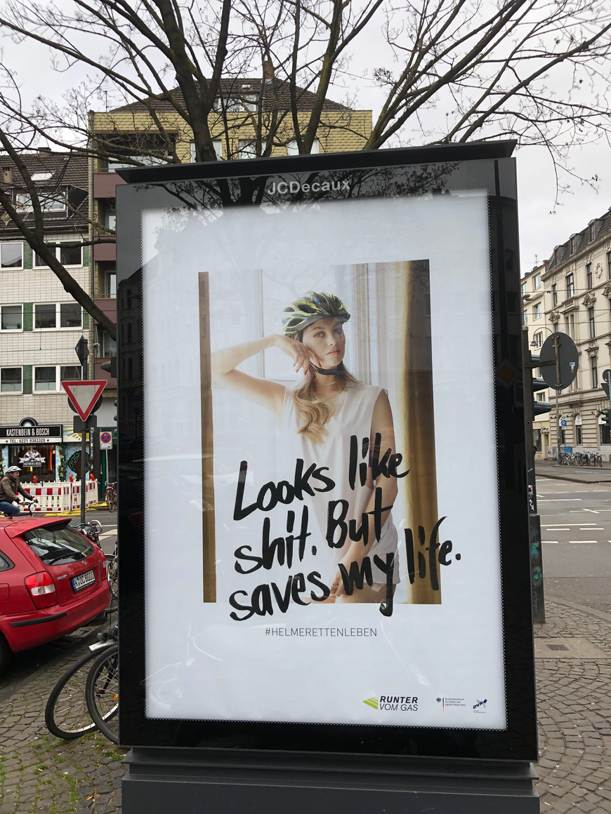 Auch am Zülpicher Platz in Köln hingen Plakate an Bushaltestellen | © DVR