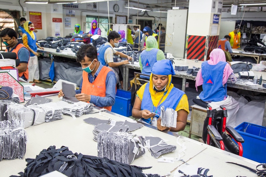 Näherinnen und Näher in einer Textilfabrik in Bangladesch | © GIZ