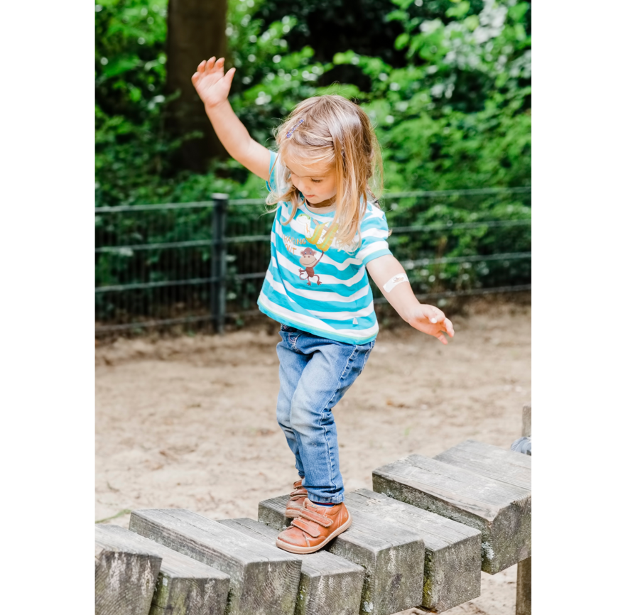 Abbildung 2: Kinder lernen mit und durch Bewegung | © Quelle: Adobe Stock_365827508, lizenziert durch die DGUV