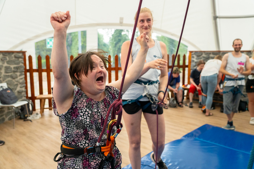 Menschen mit und ohne Behinderung konnten bei den Special Olympic World Games 2023 den Kletterturm der BGW nutzen.  | © Oliver Eberhardt/BGW 