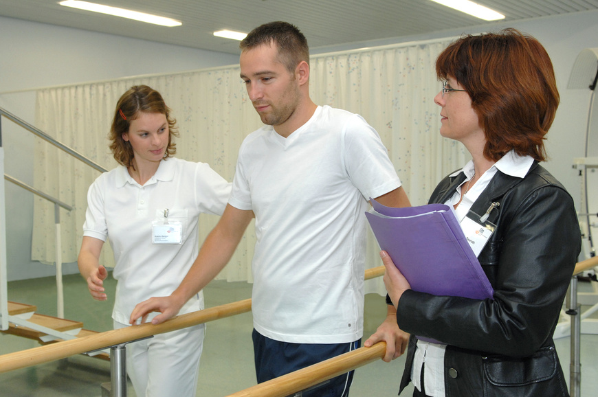 Abbildung 1: Begleitung eines Teilnehmers in einem Programm zur Individualprävention bei arbeitsbezogenen Muskel-Skelett-Beschwerden | © DGUV, Scheurlen