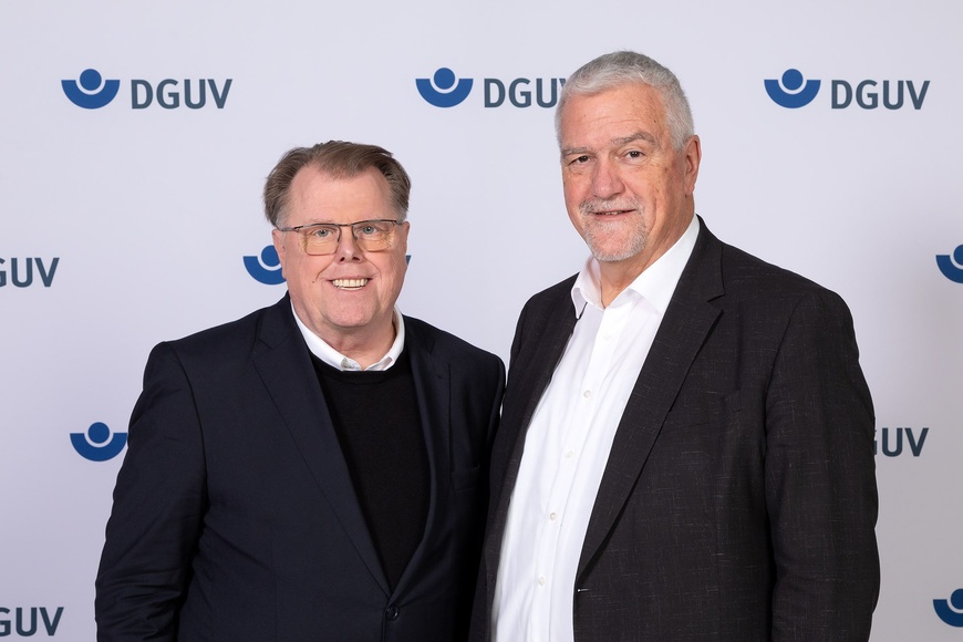 Der Vorstand der DGUV wurde von der Mitgliederversammlung neu gewählt. Dieser bestätigte die bisherigen Vorsitzenden Manfred Wirsch (rechts) und Volker Enkerts (links) in ihren Ämtern. | © Jan Röhl/DGUV