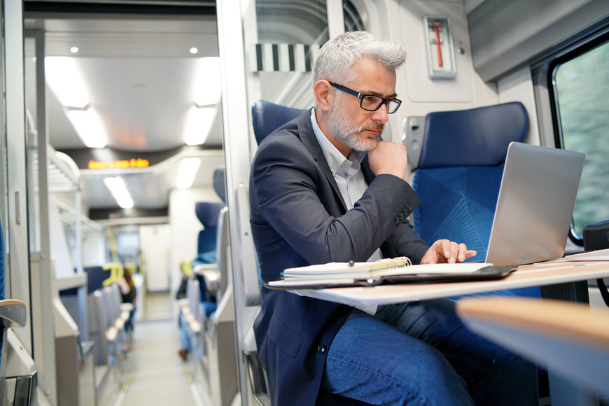 Abbildung 3: Mobiles Arbeiten im Zug klappt am besten mit Vorausplanung. | © Goodluz – stock.adobe.com
