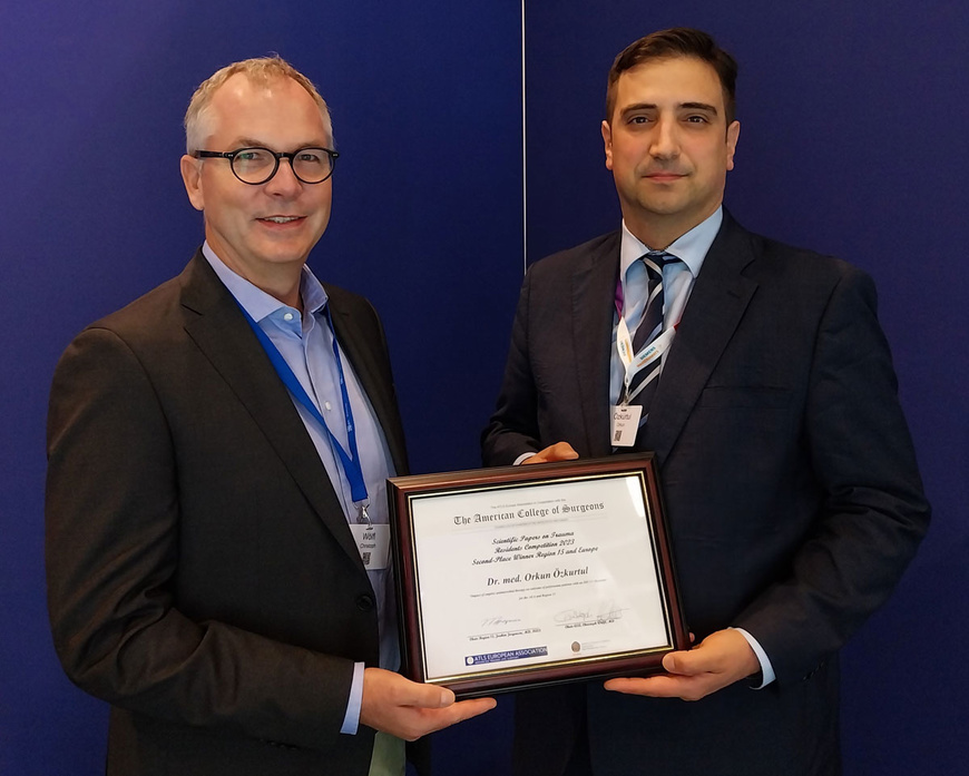 Dr. Orkun Özkurtul (re.) bekam den Preis vom Vorsitzenden der ATLS-European Association, PD Dr. med. habil. Christoph Wölfl (links), überreicht. | © privat