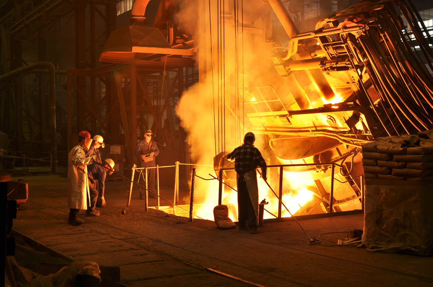 Abbildung 1: Typischer Hitzearbeitsplatz im Stahlwerk (aus DGUV Information 213-002) | © industrieblick, stock.adobe.com