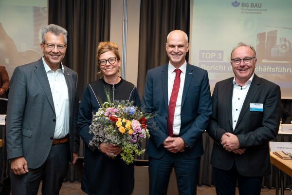 Thomas Möller (Vorsitzender d. Vertreterversammlung), Katia-Julia Rostek (gewählte stellv. Hauptgeschäftsführerin), Michael Kirsch (Hauptgeschäftsführer), Edgar Glasner (Alternierender Vorsitzender d. Vertreterversammlung) (v.l., alle BG BAU) | © Jan-Peter Schulz – BG BAU