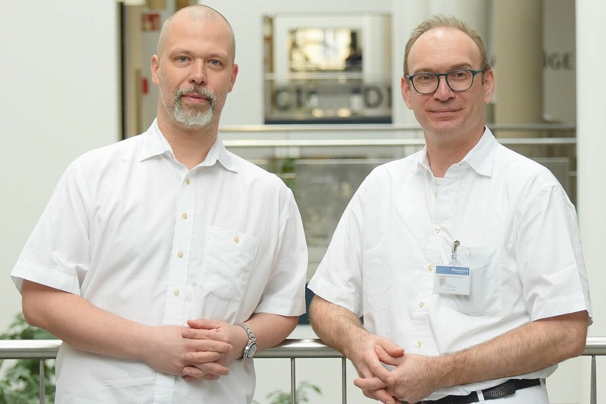Dr. Stefan Bone (rechts im Bild), neuer kommissarischer Chefarzt der Klinik für Neurochirurgie, und Dr. Dr. Felix Göhre, neuer Leiter des Neurozentrums | © BG Klinikum Bergmannstrost Halle Dr. Stefan Bone (rechts im Bild), neuer kommissarischer Chefarzt der Klinik für Neurochirurgie, und Dr. Dr. Felix Göhre, neuer Leiter des Neurozentrums | © BG Klinikum Bergmannstrost Halle