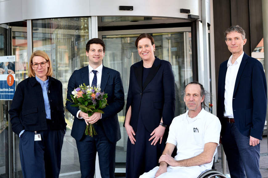 Pflegedirektorin Katja van Bracht, Prof. Dr. Tobias Ruck, Geschäftsführerin Anne Elvering, Ärztlicher Direktor PD Dr. Mirko Aach und Kaufmännischer Direktor Pascal Eller (v. l. n. r.) | © BG Universitätsklinikum Bergmannsheil Pflegedirektorin Katja van Bracht, Prof. Dr. Tobias Ruck, Geschäftsführerin Anne Elvering, Ärztlicher Direktor PD Dr. Mirko Aach und Kaufmännischer Direktor Pascal Eller (v. l. n. r.) | © BG Universitätsklinikum Bergmannsheil