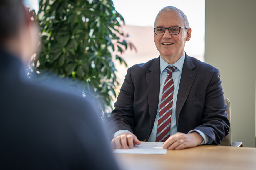 Dr. Stefan Hussy ist seit 2019 Hauptgeschäftsführer der DGUV. Im Sommer 2025 geht er in den Ruhestand. | © DGUV Dr. Stefan Hussy ist seit 2019 Hauptgeschäftsführer der DGUV. Im Sommer 2025 geht er in den Ruhestand. | © DGUV