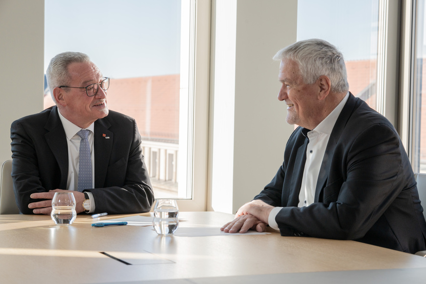Neuer Vorsitzender des Vorstandes der DGUV auf der Versichertenseite Hans-Peter Kern (links) und sein Vorgänger Manfred Wirsch (rechts) | © DGUV Neuer Vorsitzender des Vorstandes der DGUV auf der Versichertenseite Hans-Peter Kern (links) und sein Vorgänger Manfred Wirsch (rechts) | © DGUV